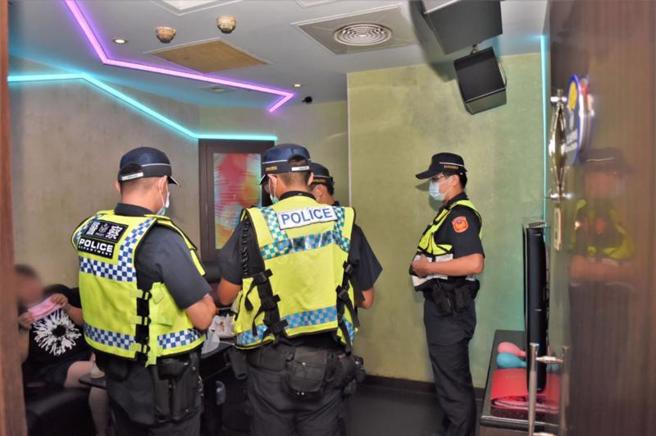 暑假来临，为防止青少年接触毒品、参与诈骗集团担任车手、遭色情行业利用等状况，台北市警察局执行青春专案，1日深夜至2日凌晨加强临检KTV、夜店等青少年易聚集场所。（图/ 中央社）