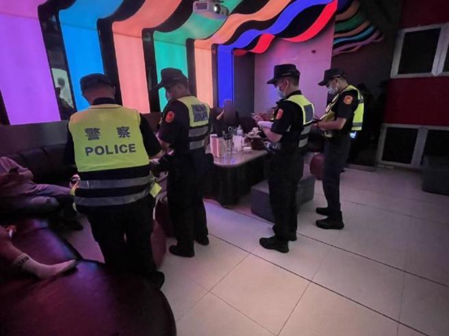  为避免青少年在暑假期间涉足不当场所或因观念偏差误触法网，台北市警察局表示，1日起执行「暑期保护青少年－青春专案」，加强临检KTV、夜店等处。（图/ 中央社）