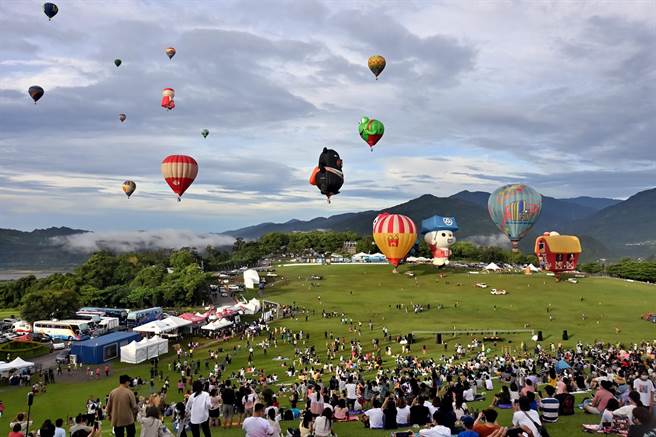 台东热气球嘉年华今天在鹿野高台揭开序幕。（庄哲权摄）