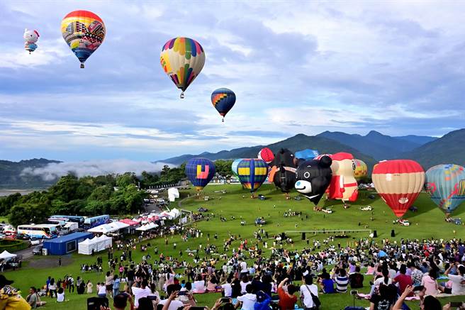 台东热气球嘉年华今天在鹿野高台揭开序幕。（庄哲权摄）