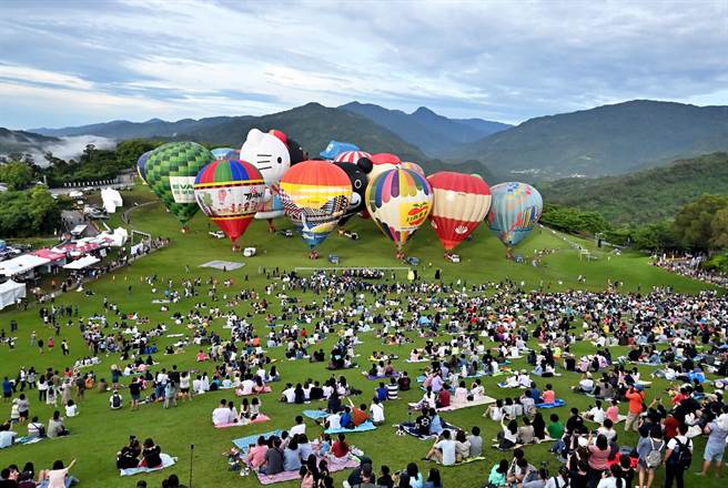 台东热气球嘉年华今天在鹿野高台揭开序幕。（庄哲权摄）