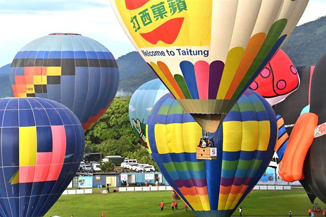 台东热气球嘉年华今天在鹿野高台揭开序幕。（庄哲权摄）