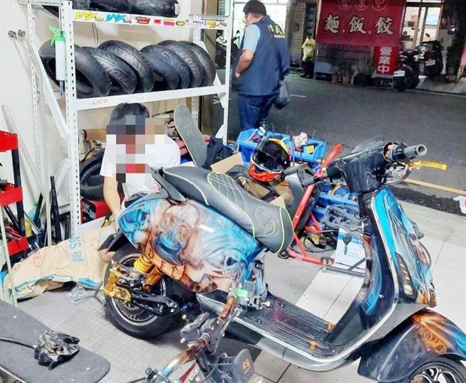 查缉人员到场时，当场查获吴男及5名印尼移工正在违法改装电动自行车、使用变造车牌等非法行为。（嘉义专勤队提供∕吕妍庭嘉义传真）