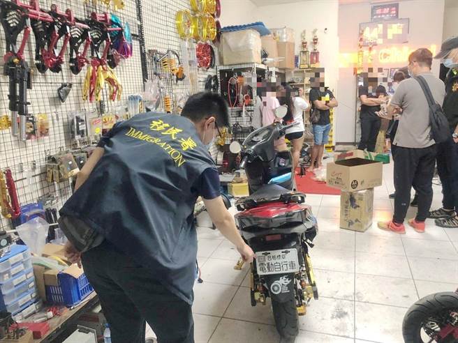 吴姓男子在嘉义县民雄乡仓库成立电动自行车改装工作室，不但请印尼移工帮忙改车，也透过脸书、抖音等社群软体刊登广告。（嘉义专勤队提供∕吕妍庭嘉义传真）