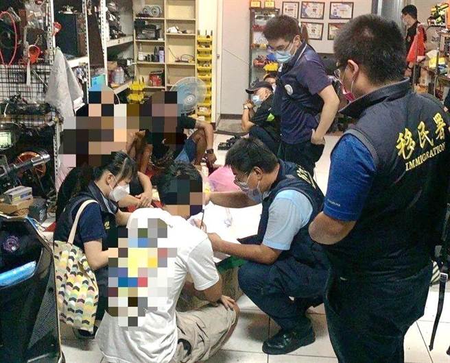 查缉人员依违反商标法、偽造特种文书及就业服务法将吴男及5名参与移工送办。（嘉义专勤队提供∕吕妍庭嘉义传真）