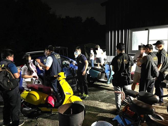 查缉人员依违反商标法、偽造特种文书及就业服务法将吴男及5名参与移工送办。（嘉义专勤队提供∕吕妍庭嘉义传真）