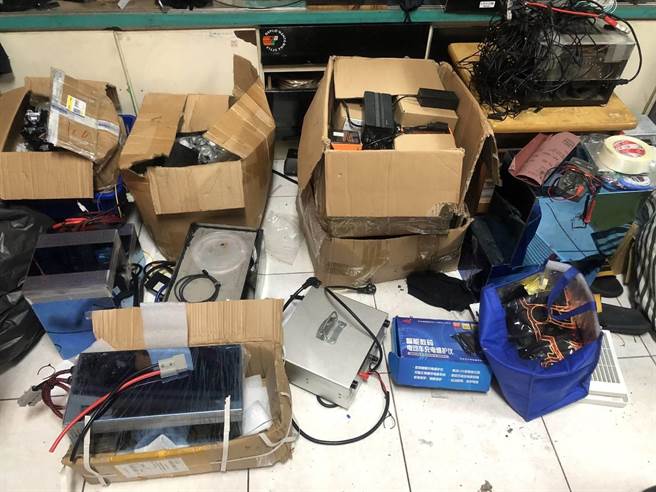 移民署南区事务大队嘉义县专勤队在吴男工作室查获多台未经授权的控制器。（嘉义专勤队提供∕吕妍庭嘉义传真）