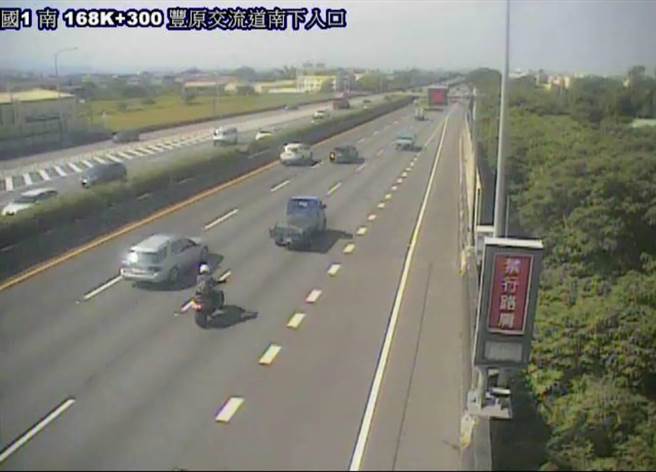 一名騎士為響應重機上國道活動，1日騎乘大型重機進入高速公路。（警方提供）