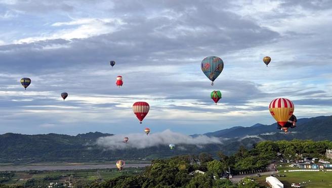 台东热气球嘉年华2日登场，共有20颗热气球亮相，热气球缓缓升空。（图/ 中央社）