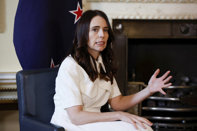阿尔登（Jacinda Ardern）刚结束28至30日在北大西洋公约组织（NATO）马德里峰会的行程，今天与强生（Boris Johnson）在伦敦会面。(图／美联社)