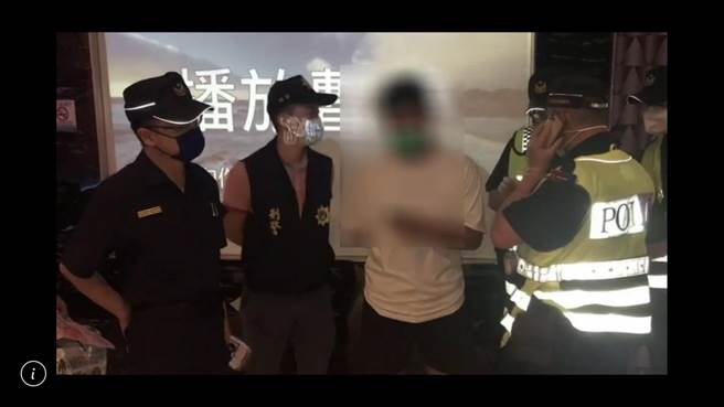 丰原分局长刘安杰亲率扩大临检查获诈欺通缉犯。（警方提供）