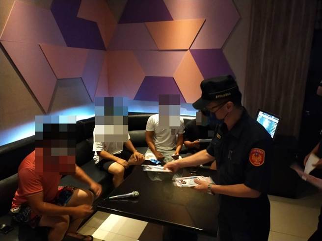 丰原分局长刘安杰到KTV等宣导预防犯罪，并发送口罩。（警方提供）