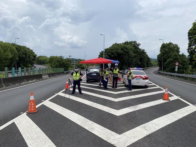 员警在国道3号中埔交流道匝道口，以及国道三号水上系统交流道(82线快速道路)匝道口部署拦截。（图／翻摄自爆废公社二馆）