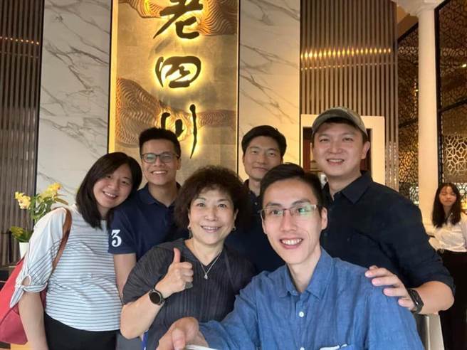 前警政署长陈家钦提前退休后，炮打内政部长徐国勇介入警察人事，昨遭徐反呛警察人事权本属内政部长。对两人隔空交锋，国民党立委认为，徐违背惯例涉入警察人事是导致此一警政人事内斗主因，徐人情包袱更胜治安考量也让人诟病。（截自叶毓兰脸书）