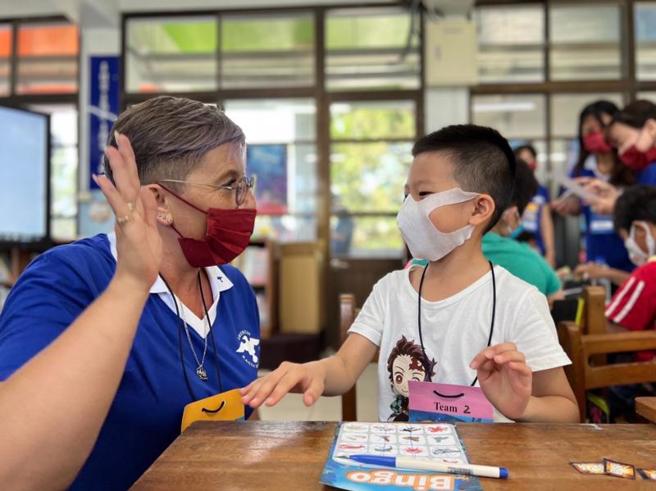 新竹一间连锁教育机构与新竹家扶中心合作，7月起在新竹偏乡地区举办全美语夏令营，帮助孩子在趣味中找到学习美语的乐趣。（图/ 中央社）