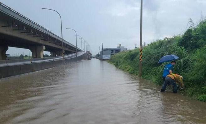 桃園市觀音區2日上午瞬間大雨，台61線北上平面道路與觀音忠孝路口淹水。（圖/ 中央社）