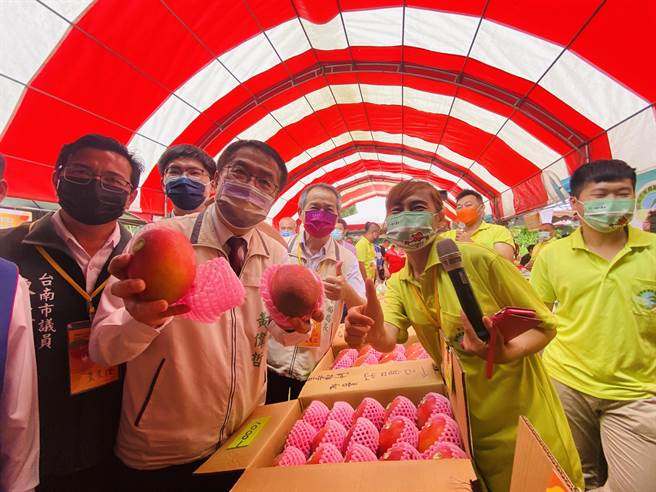 台南国际芒果节今天热闹登场。（曹婷婷摄）