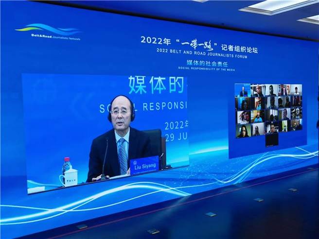 大陸新華社副社長劉思揚出任中國記協黨組書記。圖為劉思揚主持論壇。圖（中國記協網）