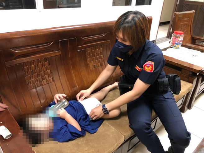 美女警發揮母愛！幫三歲迷失男童添衣換尿布。（圖／高佩琦翻攝）