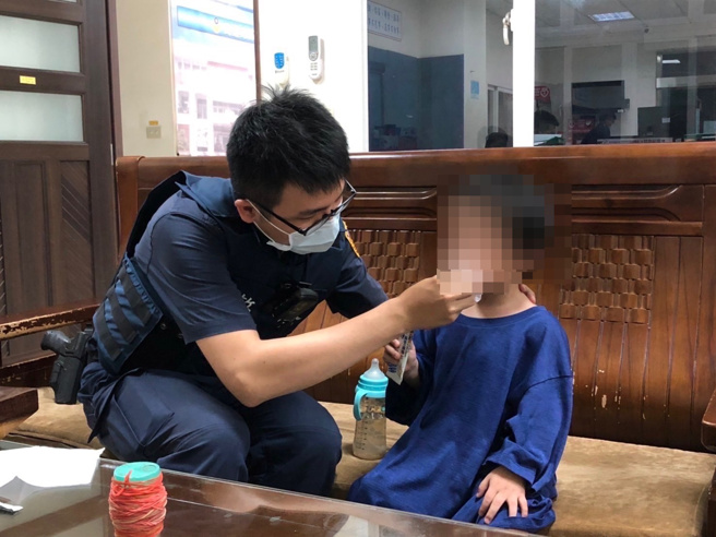 3歲男童迷路，員警帶回派出所照顧，協助添衣換尿布。（圖／高佩琦翻攝）