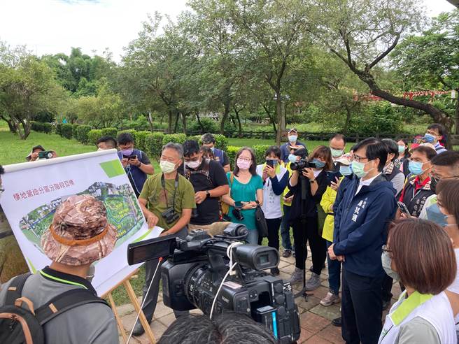 高雄市长陈其迈今天上午视察旧铁桥湿地公园改善工程，并于听取水利局简报后，指示水利局针对溼地公园改善工程应积极赶办，强化休閒旅游环境，活络周边商家观光消费。(记者林雅惠摄)