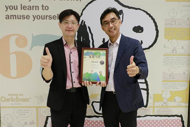 縣府交旅處長游志祥（右）頒給陳啟鵬（左）「全程完成證書」。（新竹縣政府提供／羅浚濱新竹傳真） 