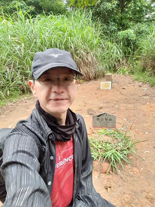 歷史老師陳啟鵬2天走完新竹縣12條步道，在爬鵝公髻山時的自拍照。（陳啟鵬提供／羅浚濱新竹傳真）