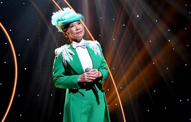 「小凤飞飞」方寧是凤飞飞资深歌迷，演唱时的真情流露感动眾人。（华视提供）