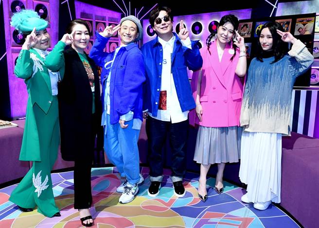 方寧（左起）、张秀卿、浩子、萧煌奇、曹雅雯、法兰模仿凤飞飞招牌动作。（华视提供）