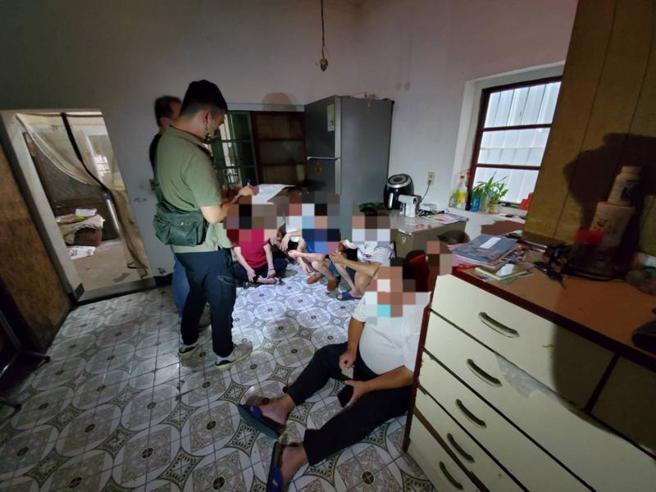  台中市警方日前在雾峰区一处透天厝查获赖姓男子设置的职业赌场，带回主嫌赖男及在场赌客24人。（图/ 中央社）
