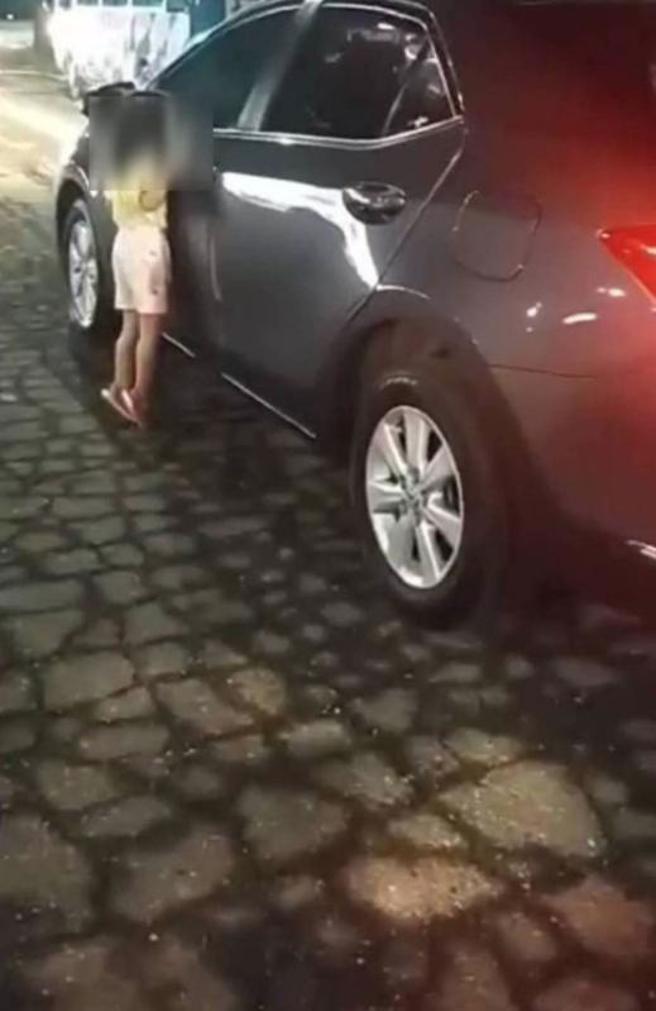 高雄6岁女童1日晚间因母亲管教问题，在楠梓区援中路与德中路口被赶下车，趴在车外拍着玻璃哭喊「妈妈对不起」，警方获报到场发现女童已回到车上，也对其母亲劝导。（图/ 中央社）
