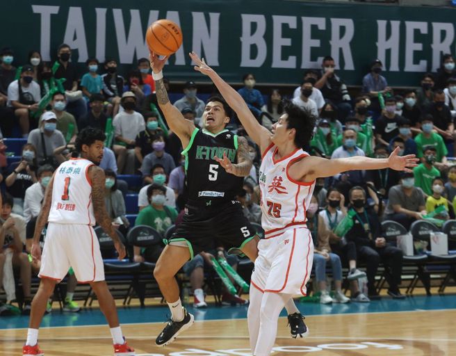 高雄全家海神队布锐克曼（Jason Brickman黑衣者）强攻对方禁区抢分。（中央社记者张新伟摄）