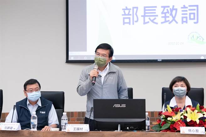 暨南大学昨日在校内与交通部长王国材(中)座谈时，建请交通部函转教育部，放宽「观光餐旅领域」系科招生名额的限制。(暨南大学提供／李侑珊台北传真)