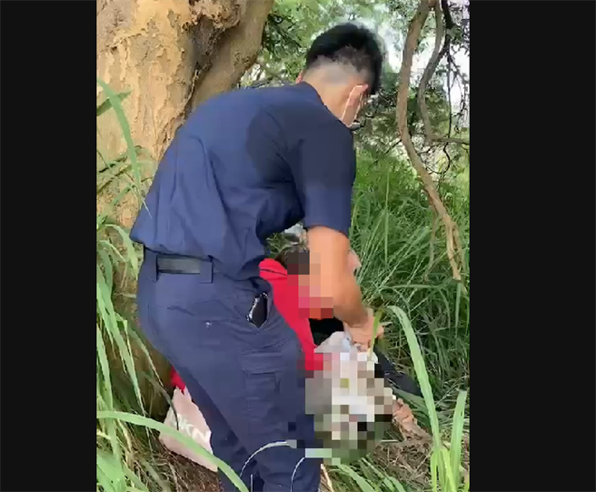 找了3天，终于发现失踪老翁人竟然躺在墓园草地中。（翻摄照片／高雄洪靖宜传真）