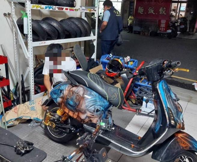 移民署嘉义县专勤队2日指出，近年来电动自行车改装风气盛行，吴姓男子看准商机，锁定移工以电动自行车为主要代步工具，非法聘雇印尼移工从事改车及贩售工作，全案依违反商标法、偽造特种文书及就业服务法函送法办。（图/ 中央社）