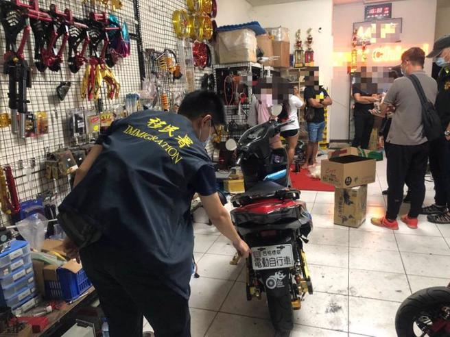 移民署嘉义县专勤队2日指出，近年来电动自行车改装风气盛行，吴姓男子非法招募印尼移工从事改车及贩售工作，传授印尼移工如何改装未经授权控制器以提高车速，日前依违反商标法等罪将吴男等人函送法办。（图/ 中央社）