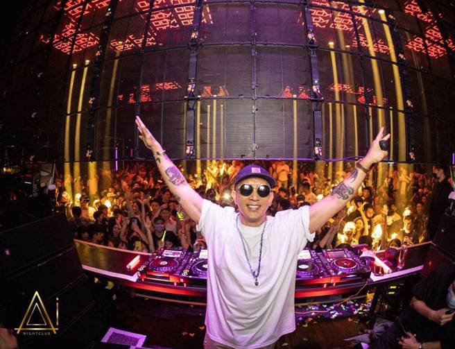 具俊曄開心與全場觀眾大合照。（Ai Nightclub提供）