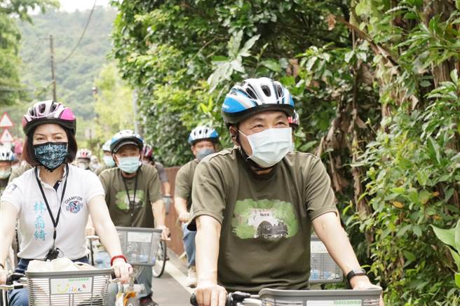 距今已有百年歷史的旧三貂岭及三瓜子隧道，在尘封37年后经工务局3年努力，将铁路隧道重新改造为自行车道，新北市长侯友宜今前往体验视察，感受隧道内的自然生态、原生林相。（蔡雯如摄）