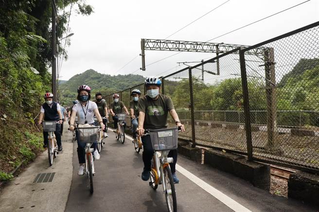 距今已有百年歷史的旧三貂岭及三瓜子隧道，在尘封37年后经工务局3年努力，将铁路隧道重新改造为自行车道，新北市长侯友宜今前往体验视察，感受隧道内的自然生态、原生林相。（蔡雯如摄）