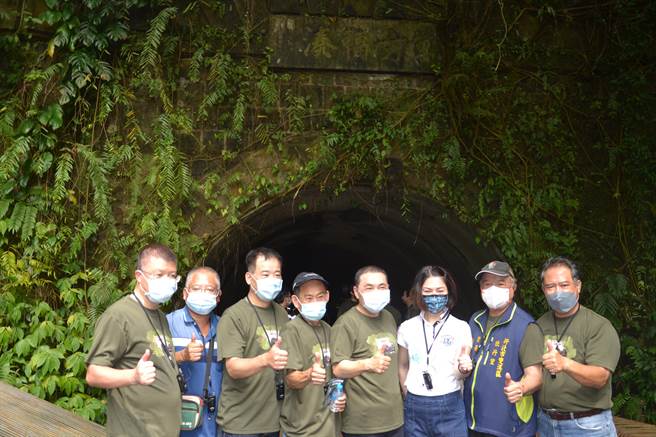 距今已有百年歷史的旧三貂岭及三瓜子隧道，在尘封37年后经工务局3年努力，将铁路隧道重新改造为自行车道，新北市长侯友宜今前往体验视察，感受隧道内的自然生态、原生林相。（蔡雯如摄）