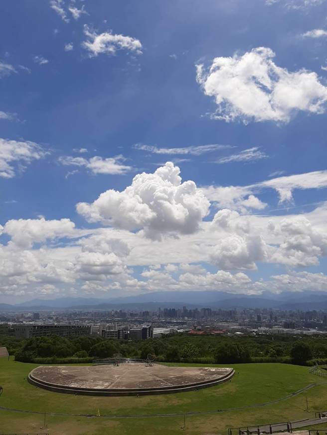 台中市府推动「蓝天白云行动计画」，颇见成效，环保局下半年将持续强化推动，盼空品等级再提升。(环保局提供／林欣仪台中传真)