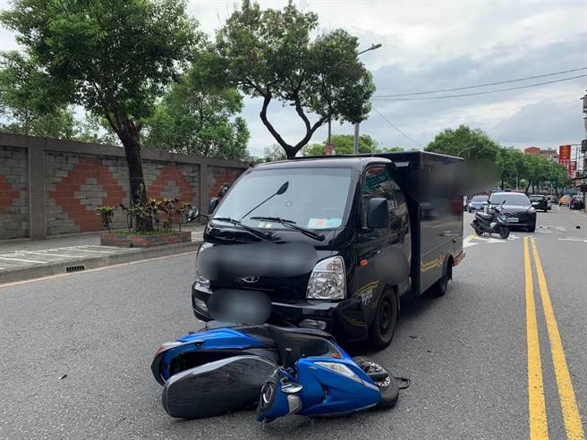桃骑士突内切，擦撞运钞车头重创惨死。(翻摄照片／蔡依珍桃园传真)