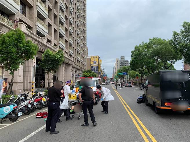 桃骑士突内切，擦撞运钞车头重创惨死。(翻摄照片／蔡依珍桃园传真)