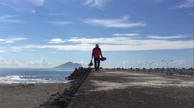 被山友与渔民称为「蒙面怪客」的吴文志，其实是名体育老师，他独自从事环保行动已满10年。
（图/ 中央社）