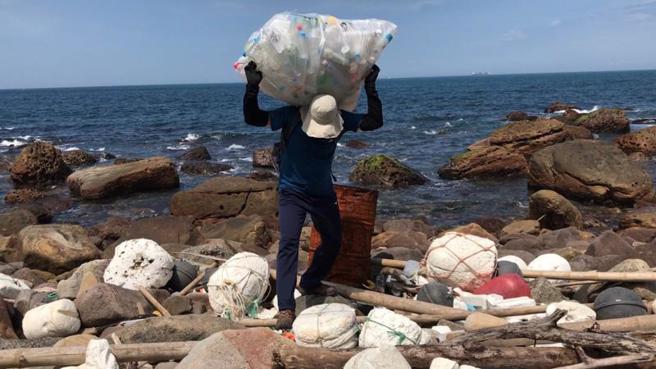  被山友与渔民称为「蒙面怪客」的吴文志独自从事环保行动已满10年；他的初衷，是希望用自己的方式，影响更多台湾人的心，唤醒大家爱护环境的想法。（图/ 中央社）