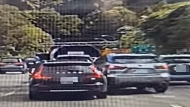 該銀色轎車車主硬生生和中間車道的Volvo玩起碰碰車，網笑：「Volvo：我真的想不到有人敢跟我拼硬度耶」。（圖／翻攝自爆廢公社公開版）