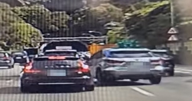 國道玩碰碰車？他閃方向燈硬切入中間車道。（圖／翻攝自爆廢公社公開版）