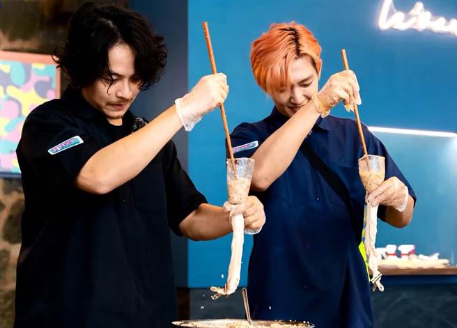 杨铭威（左）跟炎亚纶亲手灌米肠。(TVBS提供） 