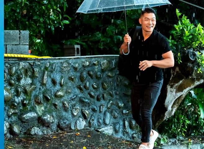 李玖哲担任本周小帮手。（TVBS提供）