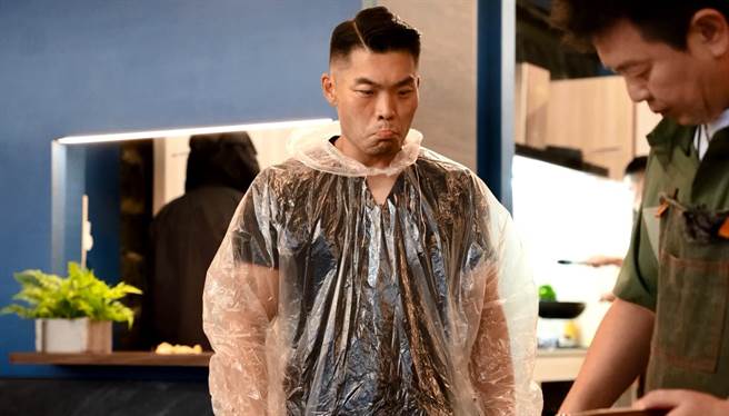 李玖哲准备去外卖。（TVBS提供）